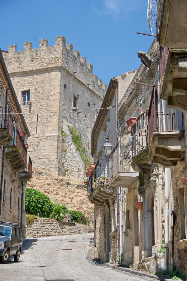 Bed and Breakfast Domus Aurea Montalbano Elicona Exterior foto